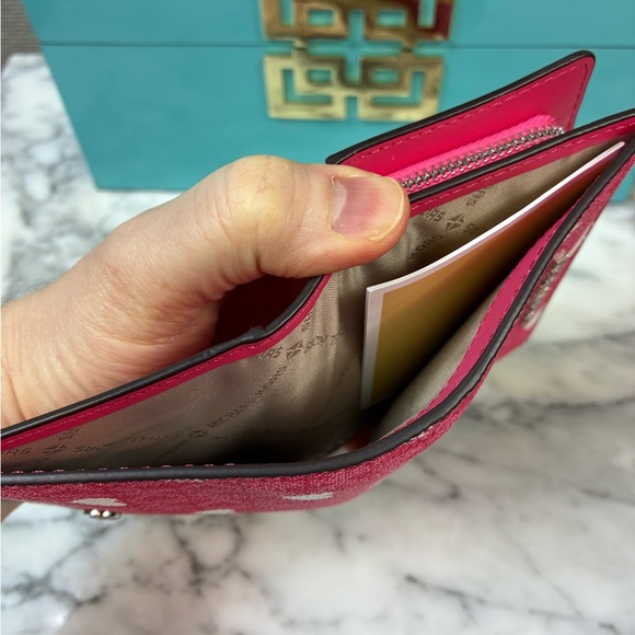 Michael Kors MK Jet Set Travel Hibiscus Pink Heart Bifold Wallet - NWT - Picture 7 of 8